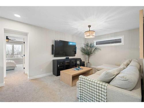 40 Willow Street, Cochrane, AB - Indoor Photo Showing Living Room