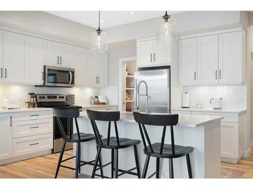 40 Willow Street, Cochrane, AB - Indoor Photo Showing Kitchen With Upgraded Kitchen