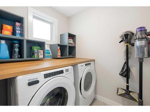 40 Willow Street, Cochrane, AB - Indoor Photo Showing Laundry Room