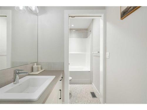 40 Willow Street, Cochrane, AB - Indoor Photo Showing Bathroom