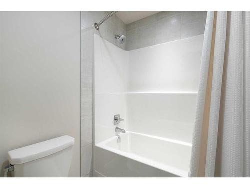 40 Willow Street, Cochrane, AB - Indoor Photo Showing Bathroom