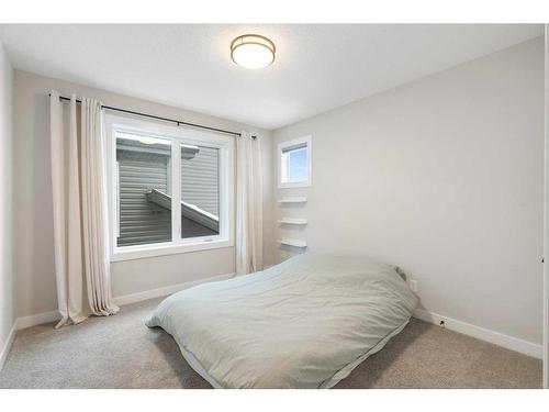 40 Willow Street, Cochrane, AB - Indoor Photo Showing Bedroom