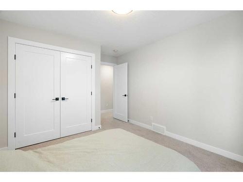 40 Willow Street, Cochrane, AB - Indoor Photo Showing Bedroom