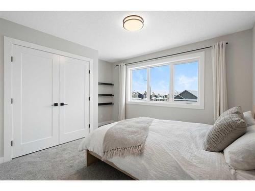 40 Willow Street, Cochrane, AB - Indoor Photo Showing Bedroom