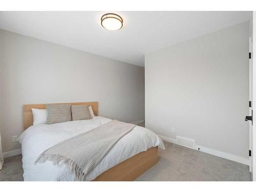 40 Willow Street, Cochrane, AB - Indoor Photo Showing Bedroom