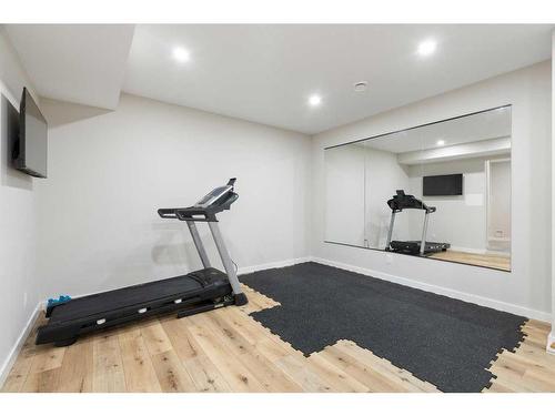 40 Willow Street, Cochrane, AB - Indoor Photo Showing Gym Room