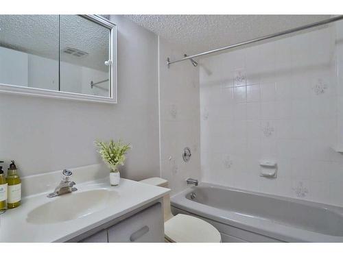 208 Edgedale Way Nw, Calgary, AB - Indoor Photo Showing Bathroom