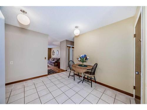 4839 40 Avenue Sw, Calgary, AB - Indoor Photo Showing Other Room