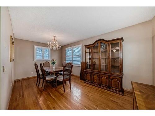 4839 40 Avenue Sw, Calgary, AB - Indoor Photo Showing Dining Room