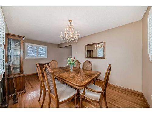 4839 40 Avenue Sw, Calgary, AB - Indoor Photo Showing Dining Room