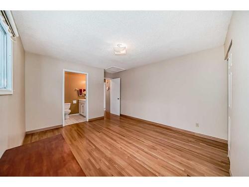 4839 40 Avenue Sw, Calgary, AB - Indoor Photo Showing Other Room