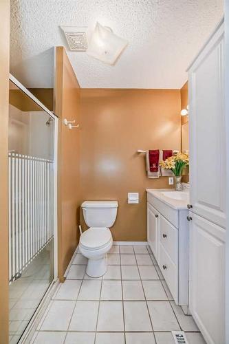 4839 40 Avenue Sw, Calgary, AB - Indoor Photo Showing Bathroom