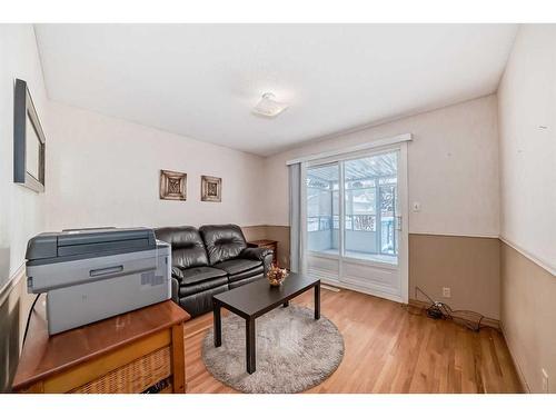 4839 40 Avenue Sw, Calgary, AB - Indoor Photo Showing Living Room