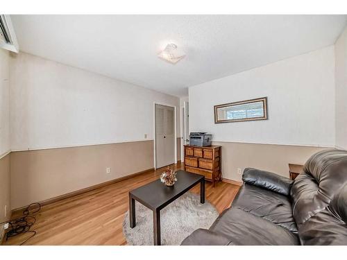 4839 40 Avenue Sw, Calgary, AB - Indoor Photo Showing Living Room