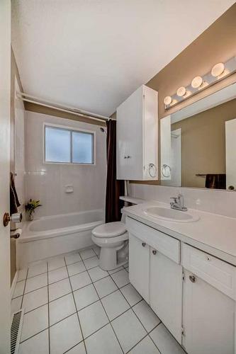 4839 40 Avenue Sw, Calgary, AB - Indoor Photo Showing Bathroom