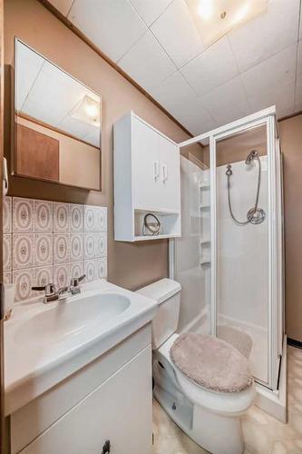 4839 40 Avenue Sw, Calgary, AB - Indoor Photo Showing Bathroom