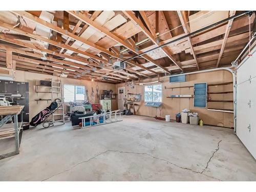 4839 40 Avenue Sw, Calgary, AB - Indoor Photo Showing Garage