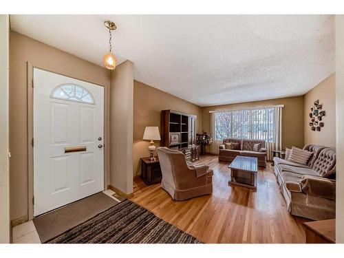 4839 40 Avenue Sw, Calgary, AB - Indoor Photo Showing Living Room