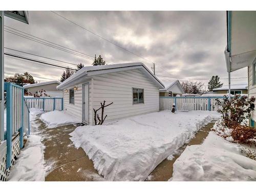 4839 40 Avenue Sw, Calgary, AB - Outdoor With Exterior