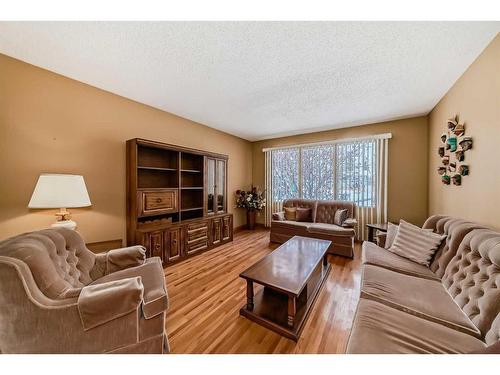 4839 40 Avenue Sw, Calgary, AB - Indoor Photo Showing Living Room