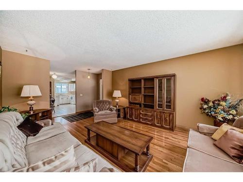 4839 40 Avenue Sw, Calgary, AB - Indoor Photo Showing Living Room