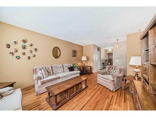 4839 40 Avenue Sw, Calgary, AB - Indoor Photo Showing Living Room