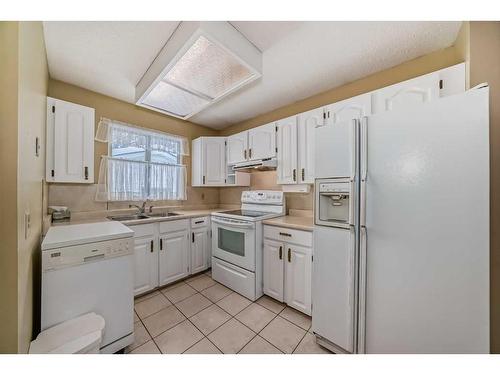 4839 40 Avenue Sw, Calgary, AB - Indoor Photo Showing Kitchen With Double Sink