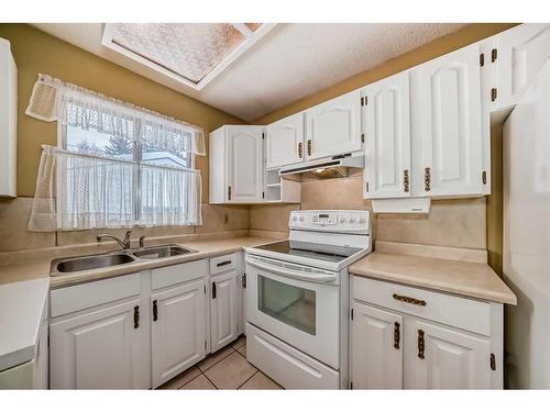 4839 40 Avenue Sw, Calgary, AB - Indoor Photo Showing Kitchen With Double Sink