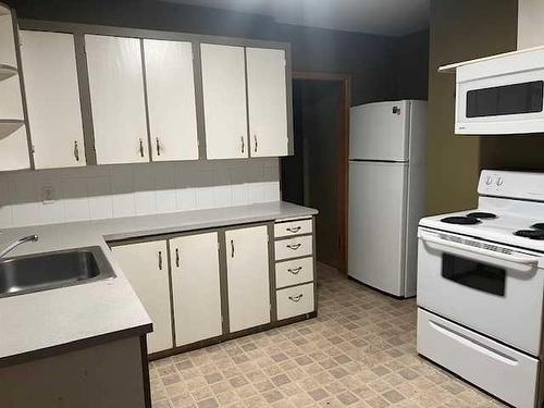 4627 4 Street Nw, Calgary, AB - Indoor Photo Showing Kitchen