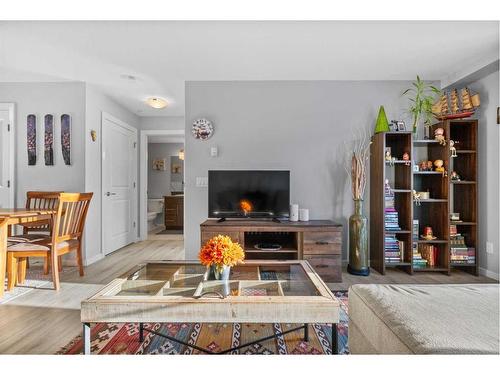 3207-402 Kincora Glen Road Nw, Calgary, AB - Indoor Photo Showing Living Room