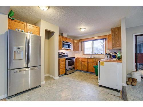 21 Westrose Avenue, Claresholm, AB - Indoor Photo Showing Kitchen