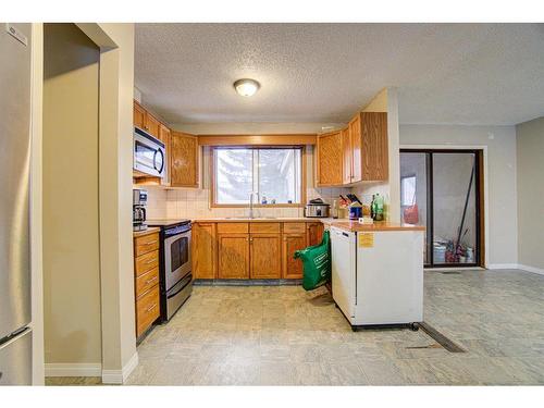 21 Westrose Avenue, Claresholm, AB - Indoor Photo Showing Kitchen