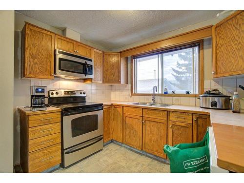 21 Westrose Avenue, Claresholm, AB - Indoor Photo Showing Kitchen With Double Sink