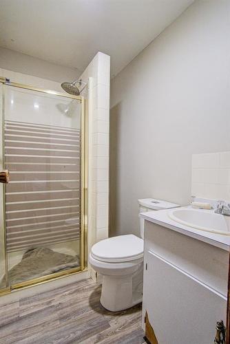 21 Westrose Avenue, Claresholm, AB - Indoor Photo Showing Bathroom