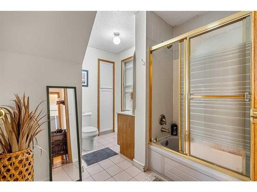 1614 3 Street Nw, Calgary, AB - Indoor Photo Showing Bathroom