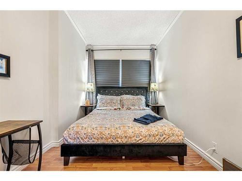 1614 3 Street Nw, Calgary, AB - Indoor Photo Showing Bedroom