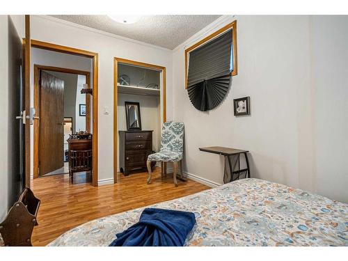 1614 3 Street Nw, Calgary, AB - Indoor Photo Showing Bedroom