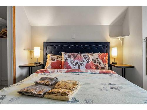 1614 3 Street Nw, Calgary, AB - Indoor Photo Showing Bedroom