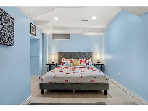 1614 3 Street Nw, Calgary, AB - Indoor Photo Showing Bedroom