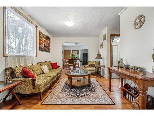 1614 3 Street Nw, Calgary, AB - Indoor Photo Showing Living Room