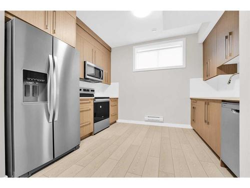 602 Rangeview Street Se, Calgary, AB - Indoor Photo Showing Kitchen