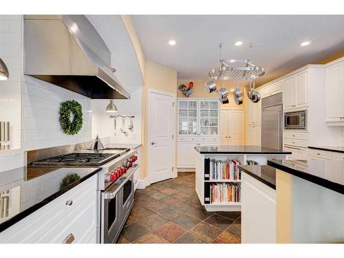 24 Schiller Crescent Nw, Calgary, AB - Indoor Photo Showing Kitchen With Upgraded Kitchen