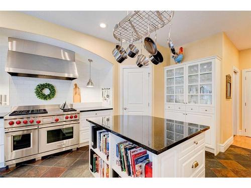 24 Schiller Crescent Nw, Calgary, AB - Indoor Photo Showing Kitchen