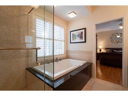 24 Schiller Crescent Nw, Calgary, AB - Indoor Photo Showing Bathroom