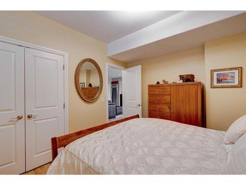 24 Schiller Crescent Nw, Calgary, AB - Indoor Photo Showing Bedroom