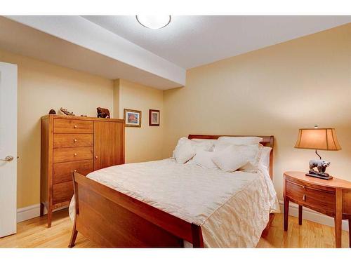 24 Schiller Crescent Nw, Calgary, AB - Indoor Photo Showing Bedroom