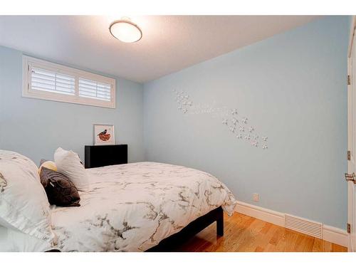 24 Schiller Crescent Nw, Calgary, AB - Indoor Photo Showing Bedroom