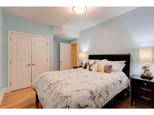 24 Schiller Crescent Nw, Calgary, AB - Indoor Photo Showing Bedroom