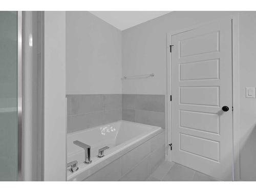 50 Lucas Place Nw, Calgary, AB - Indoor Photo Showing Bathroom