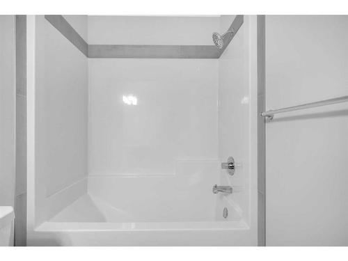 50 Lucas Place Nw, Calgary, AB - Indoor Photo Showing Bathroom